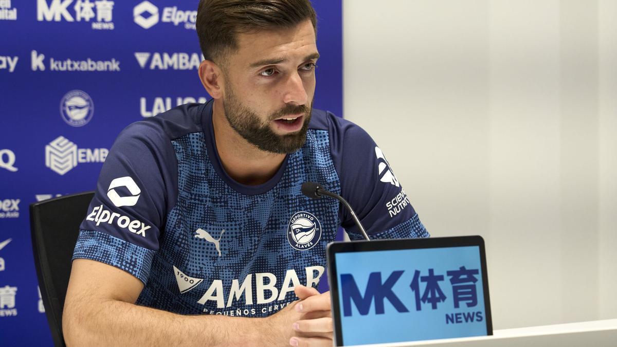 Antonio Sivera, portero alicantino del Alavés, durante una rueda de prensa.