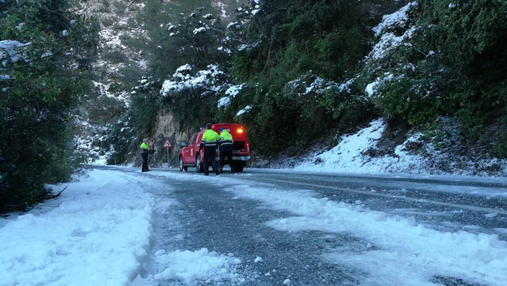 Los bomberos forestales distribuyen sal en la carretera de subida a la Font Roja.