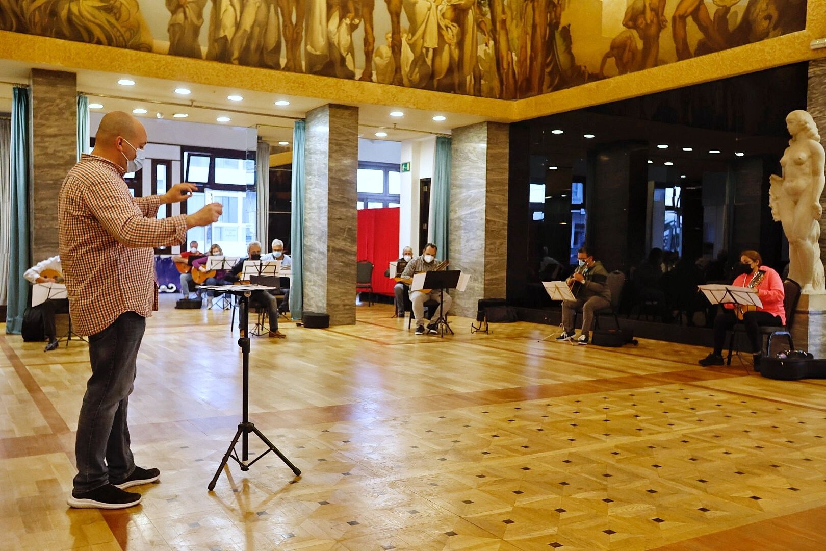 Ensayo de las rondallas del Carnaval para el espectáculo Santa Cruz del Corazón del Carnaval