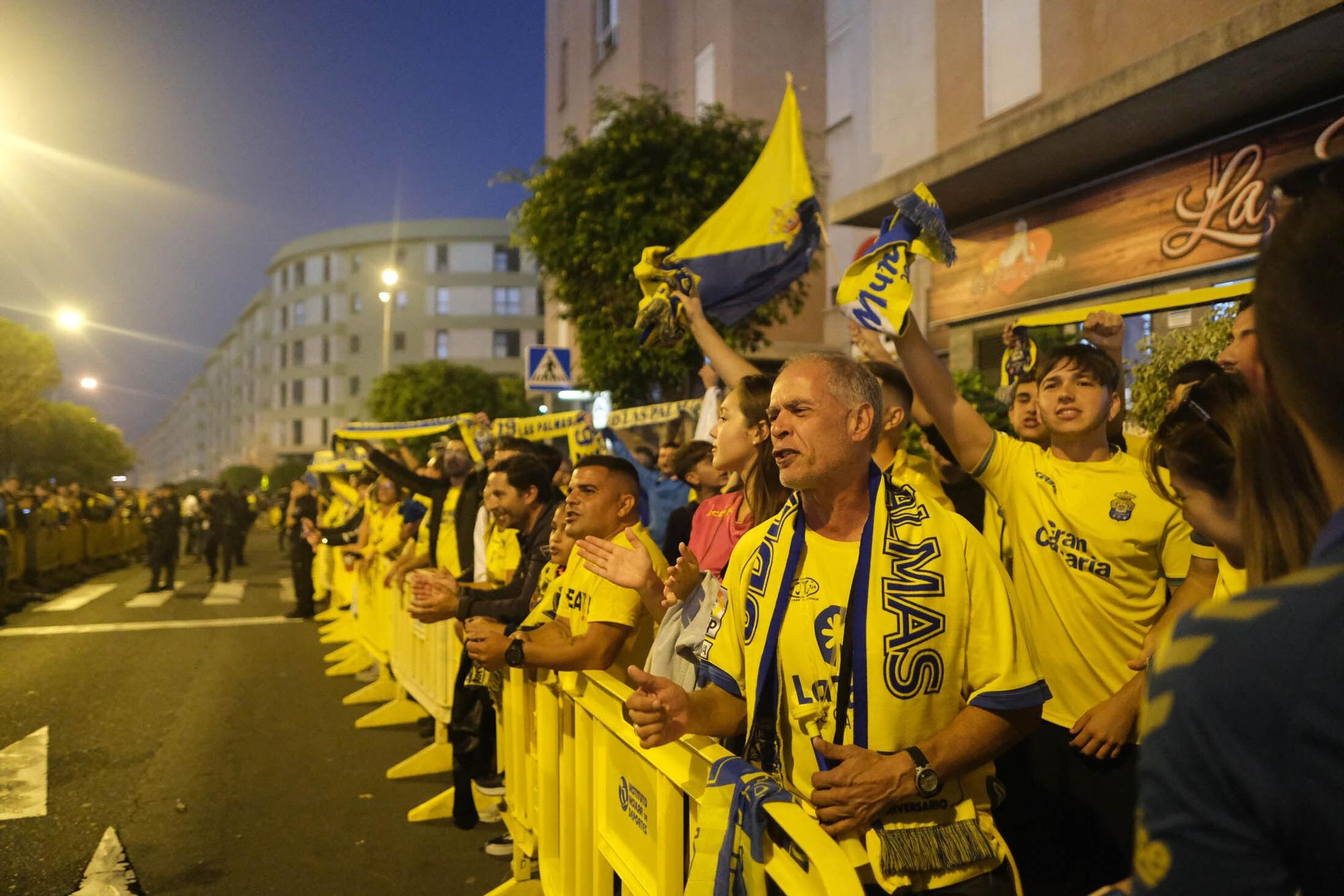 Los aficionados de la UD Las Palmas reciben la guagua con los jugadores antes del derbi