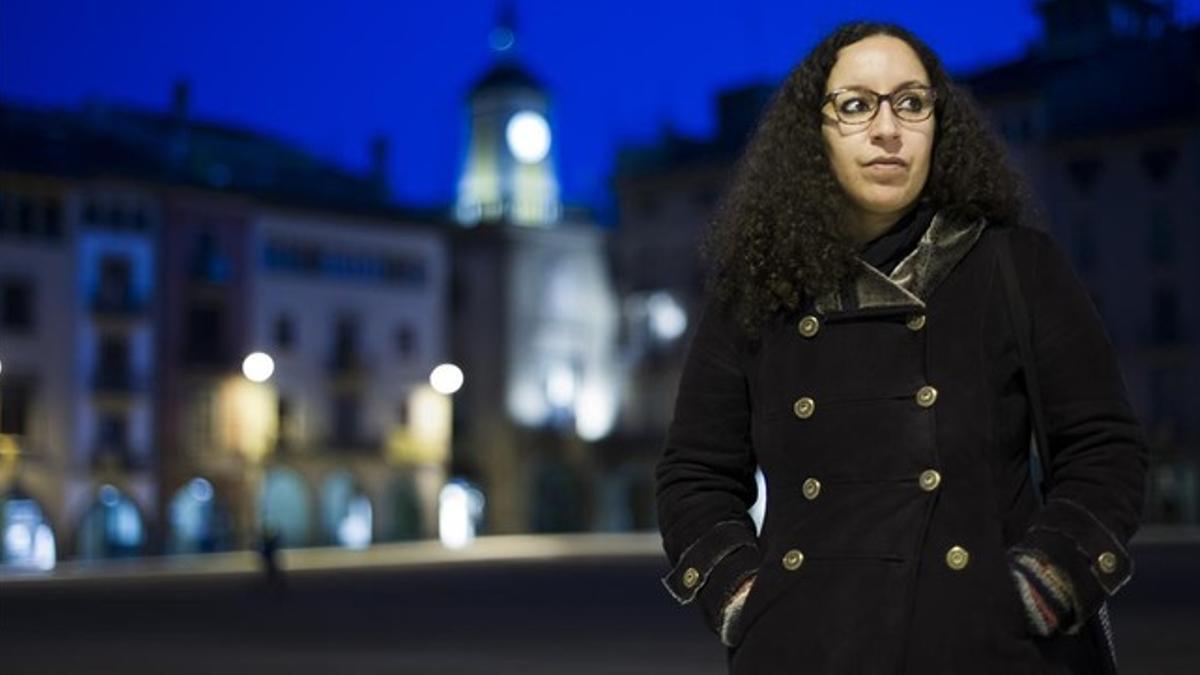 Najat el Hachmi, en la plaza Major de Vic.