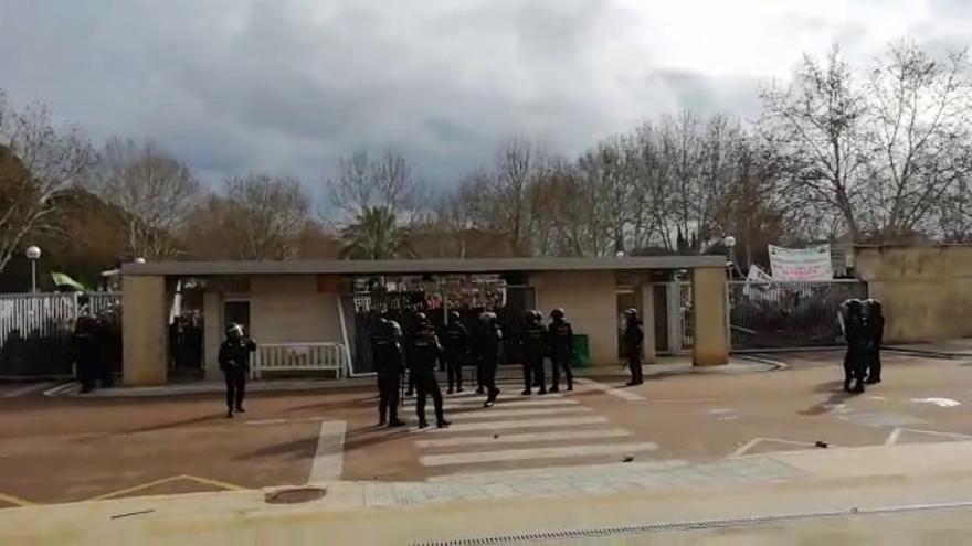 Manifestantes derriban una puerta en la entrada de Feval