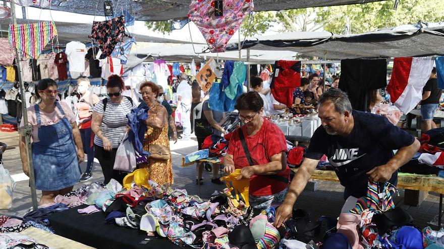 Música, un punto violeta y un espacio infantil para la edición nocturna del mercadillo de El Arenal