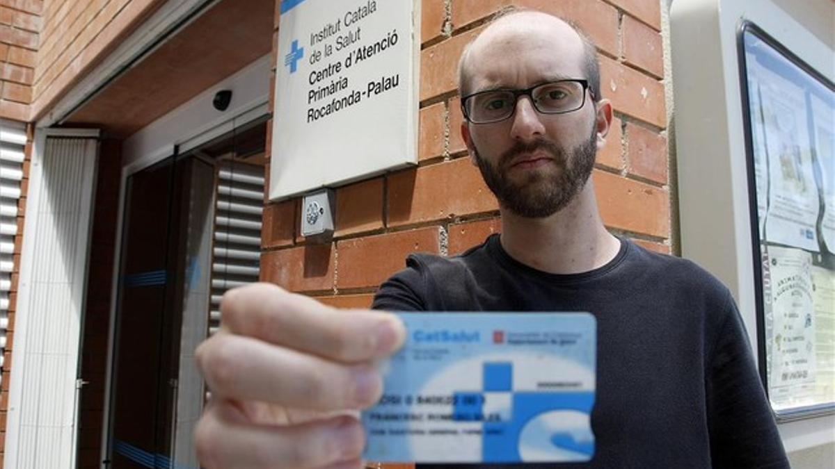 FRANCESC ROMERO CON LA TARGETA SANITARIA DELANTE DEL CAP DE ROCAFONDA EN MATARO