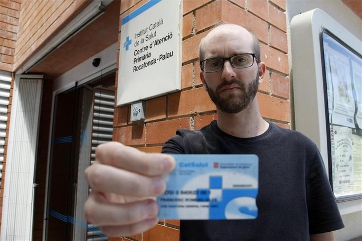 Francesc Romero muestra la tarjeta sanitaria delante del CAP de Rocafonda de Mataró. Francesc Romero muestra la tarjeta sanitaria delante del CAP de Rocafonda de Mataró.