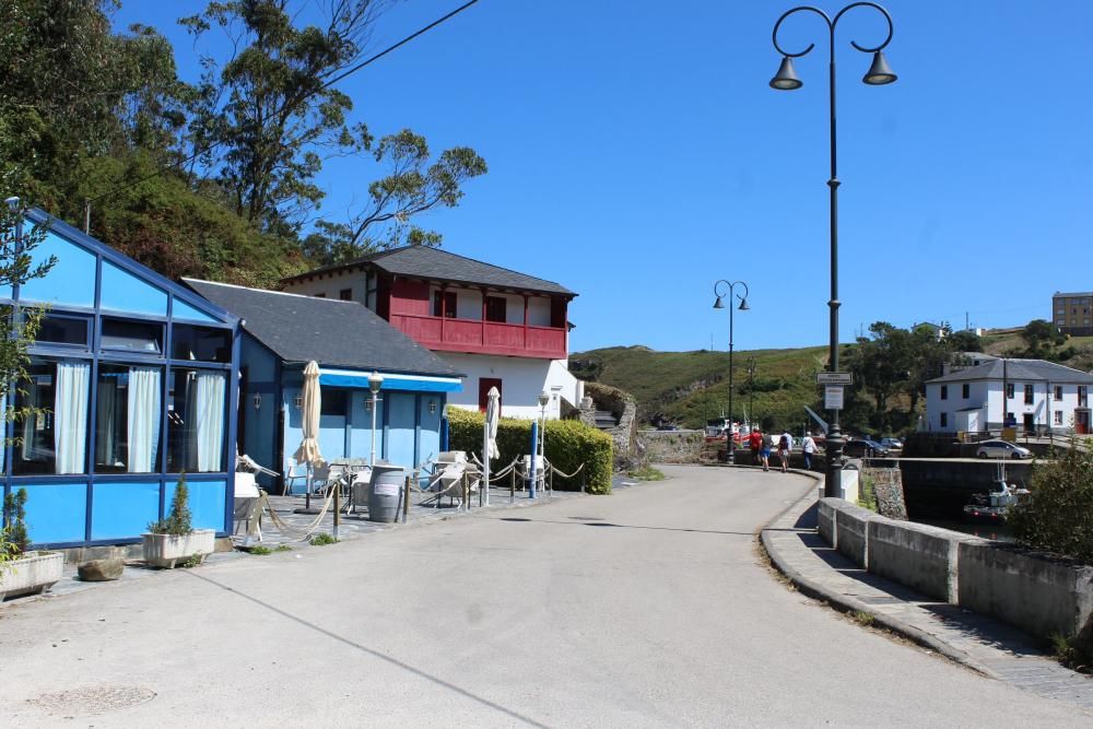 Paseantes en Viavélez tras el cierre de un restaurante por covid