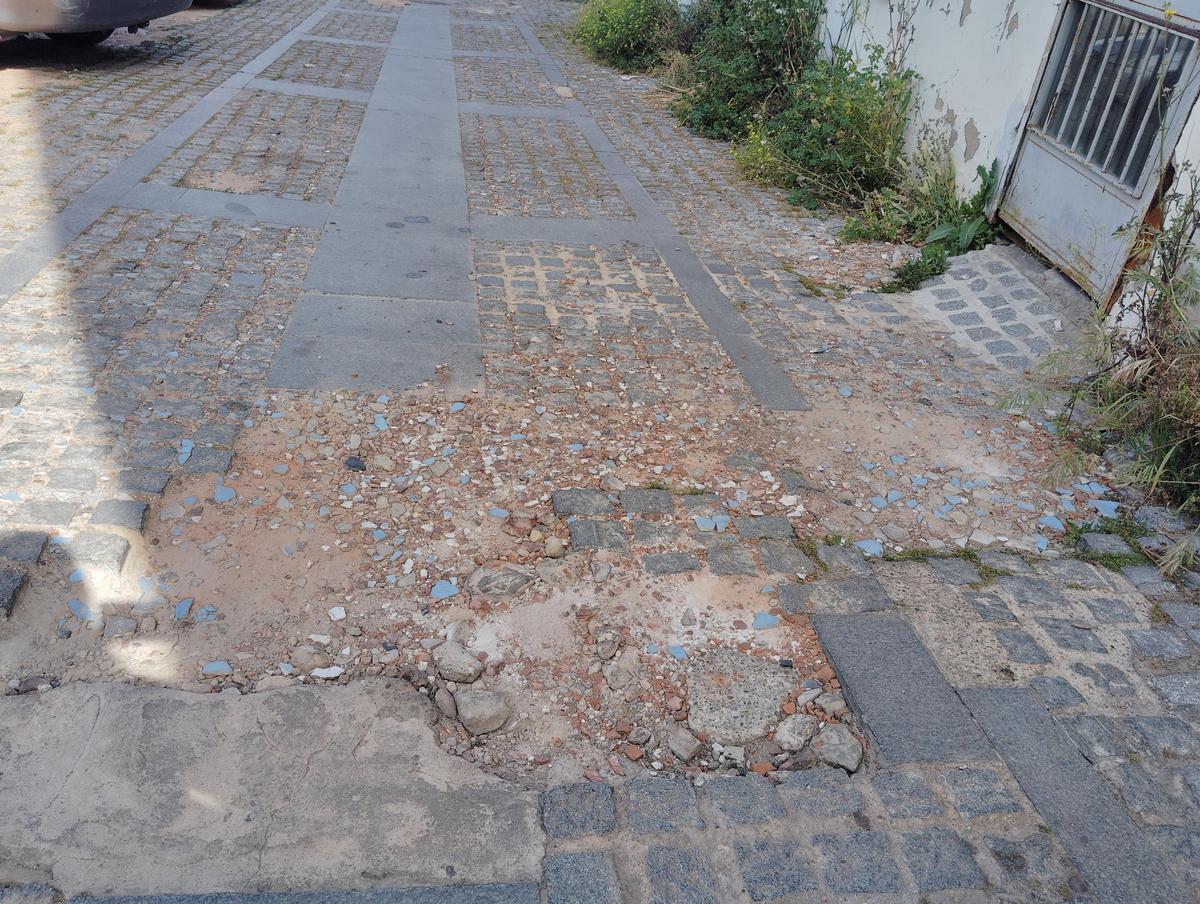 Así está el pavimento de la calle Encarnación.