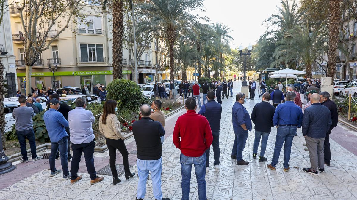Caravanas de taxis en Alicante en una protesta por la actualización de las tarifas