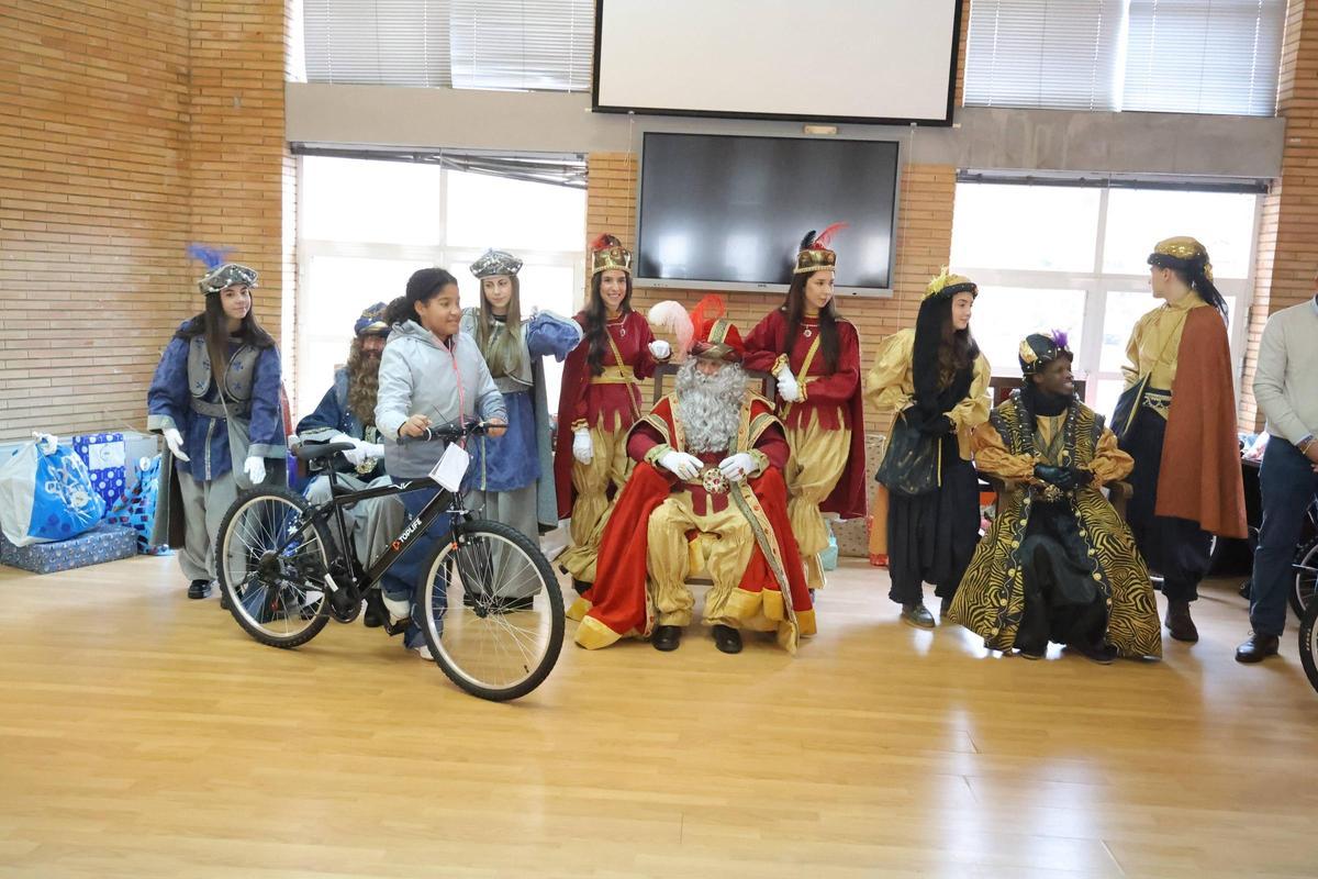 Fotogalería | Los Reyes Magos reparten bicis e ilusión en el IMAS