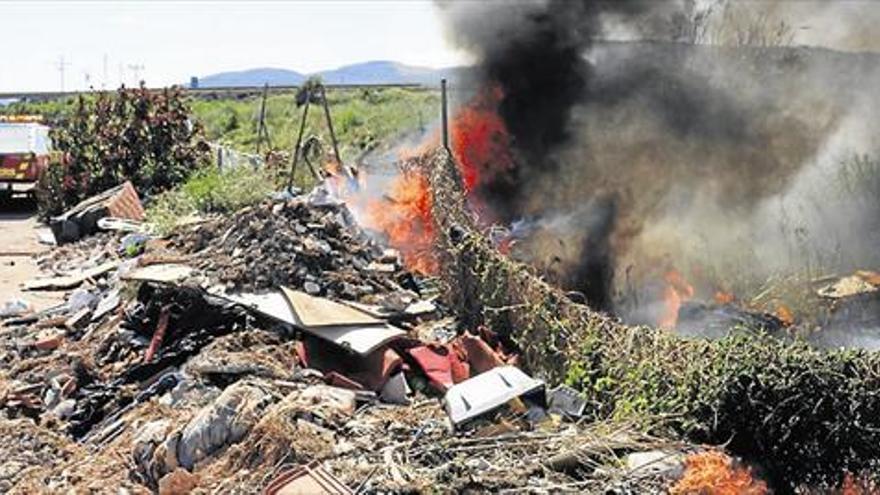 INCENDIO EN EL ANTIGUO VERTEDERO DE PEÑÍSCOLA