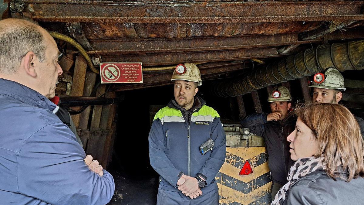 EN IMÁGENES: La delegada del Gobierno, Adriana Lastra, visita a los mineros encerrados en Mina Miura, en Ibias