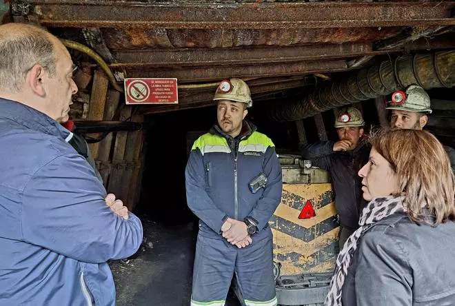 EN IMÁGENES: La delegada del Gobierno, Adriana Lastra, visita a los mineros encerrados en Mina Miura, en Ibias