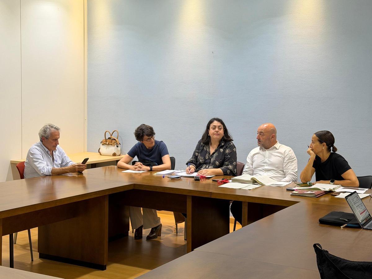 El concejal Guzmán Pendás, en el centro de la mesa, durante la reunión de la Junta Rectora de la Fundación Municipal de Servicios Sociales.