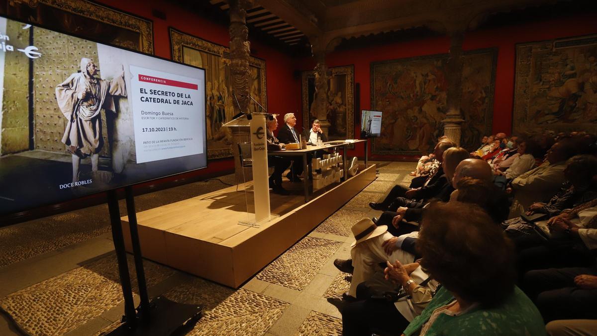 Domingo Buesa ha llenado este martes el aforo del Patio de la Infanta durante la presentación de su novela, que ya alcanza la segunda edición.