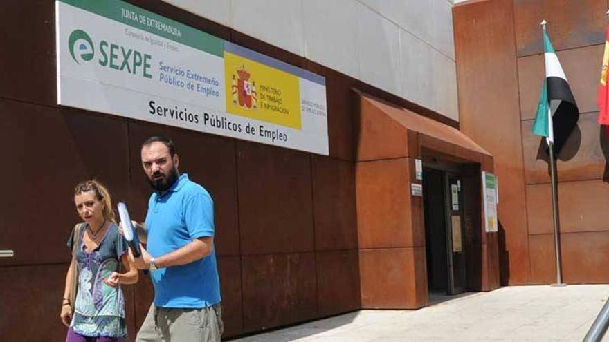 El paro baja en 3.982 personas en abril en Extremadura