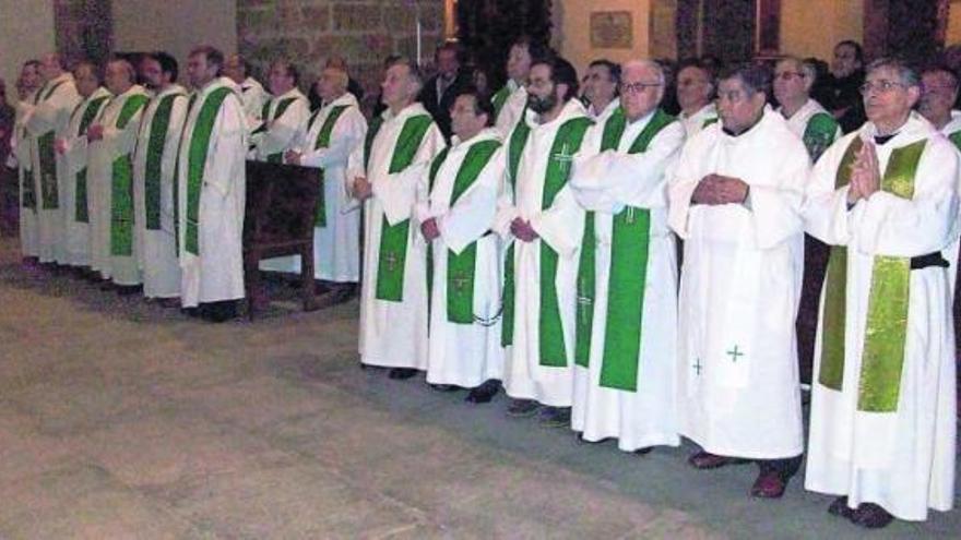 Los dominicos, durante la eucaristía.