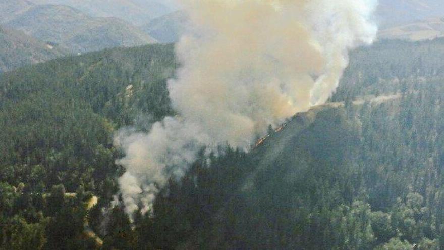 Humo porvocado por el incendio de Grandas de Salime.