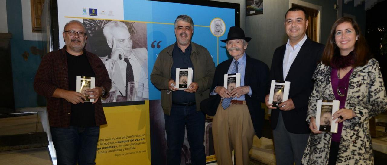 De izquierda a derecha, Jorge Alberto Liria, Sergio Aguiar, Eugenio Suárez-Galbán, Pedro Rodríguez y Sibisse Sosa, anoche en Guía, junto al cartel de González Sosa con un ejemplar de su biografía, presentada minutos después.