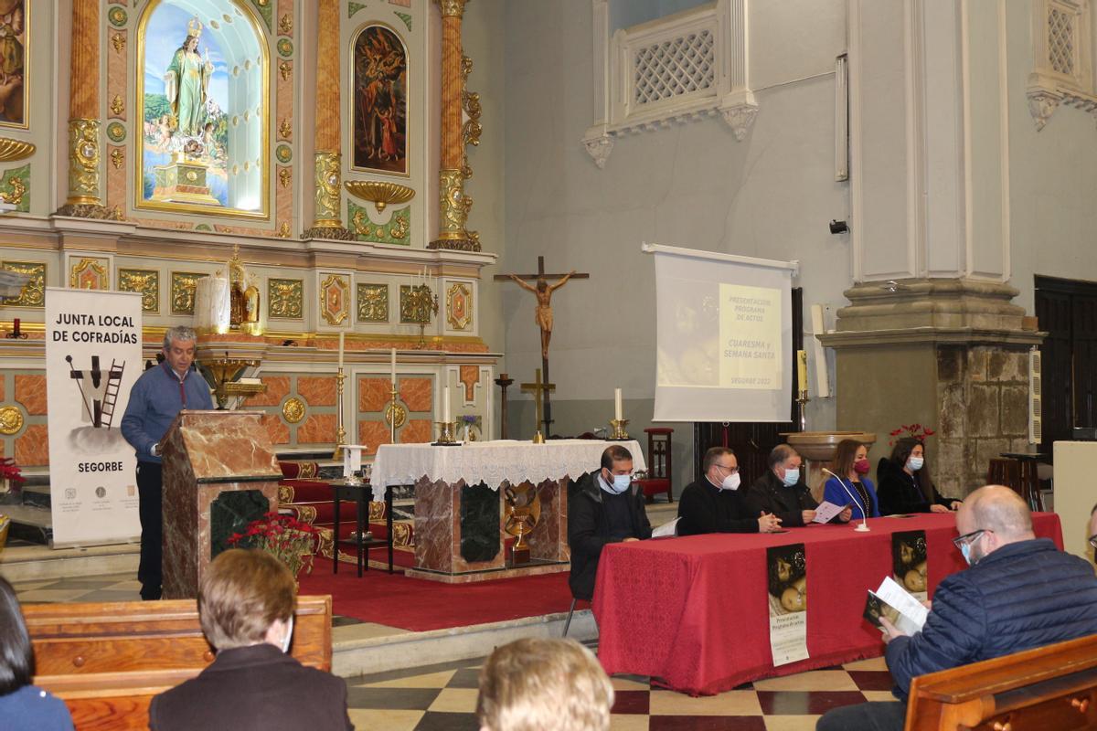 La iglesia parroquial de Santa María de Segorbe ha acogido la presentación del programa oficial de la Semana Santa.