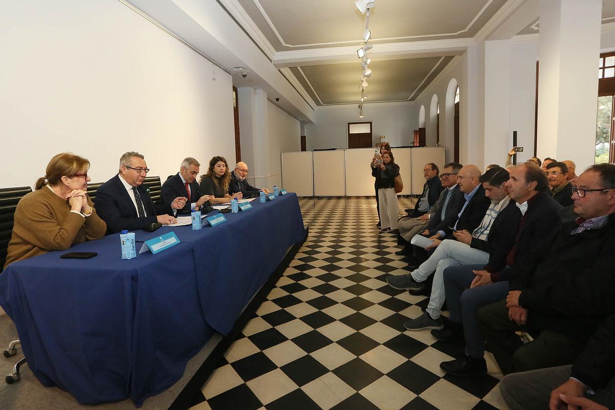 Un momento de la reunión de la Generalitat y la Diputación con los regantes potencialemente beneficiarios de las aguas de la depuradora