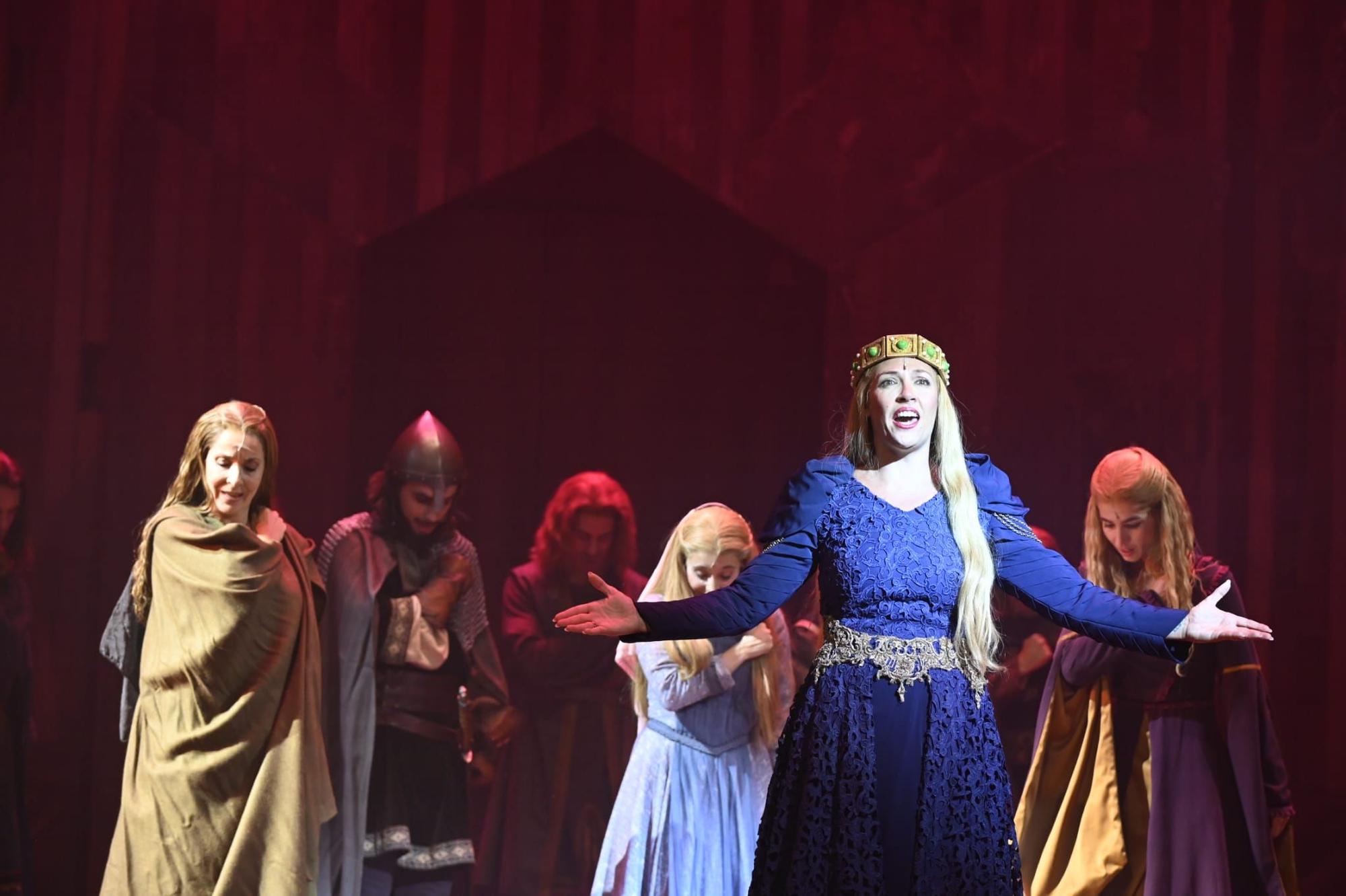 En imáegenes | Así ha sido el estreno del musical 'Los pilares de la Tierra' en el Teatro Principal