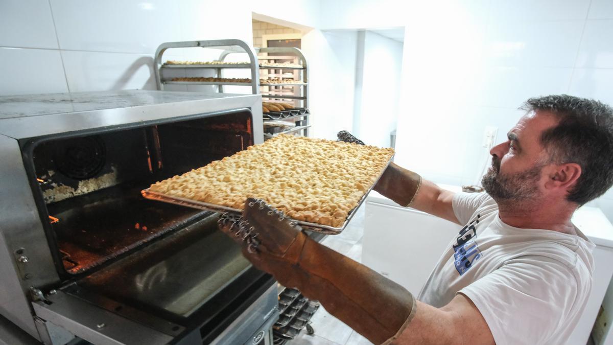 Horneado de una coca de mollitas en la panadería Horno l&#039;Alacantí