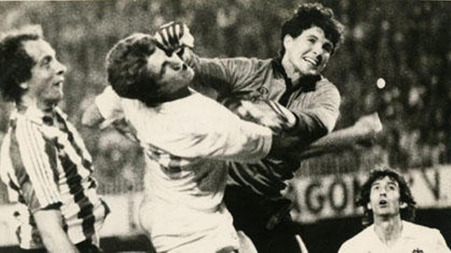 Sempere golpea en la cara de Robert, ante la mirada de Arias, en un partido frente al Athletic en Mestalla.
