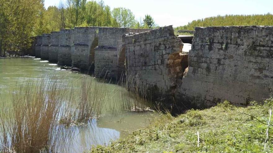 Lateral del puente de Castrogonzalo, donde puede verse el hundimiento.