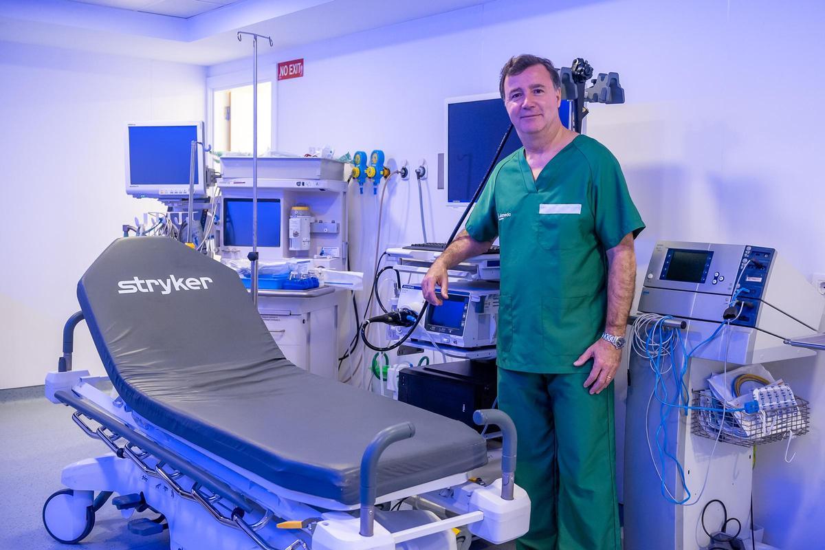 El Dr. Álvaro Brotons  en una de las salas  donde se realizan  las endoscopias.