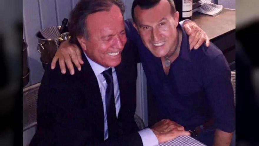 Así es Richy Castellanos, el hombre que logró que don Juan Carlos se grabase felicitando a Julio Iglesias