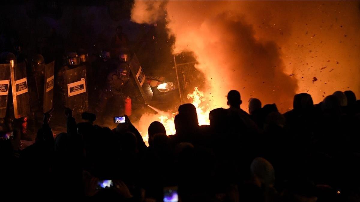 Manifestantes ante la policía en Barcelona.