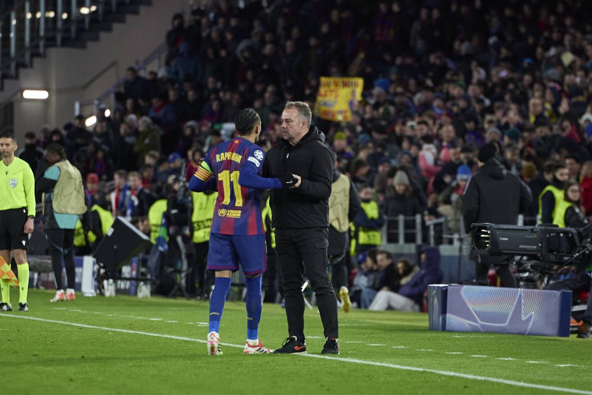Flick y Raphinha, durante un partido del Barça
