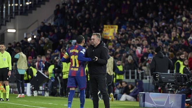 Flick y Raphinha, durante un partido del Barça