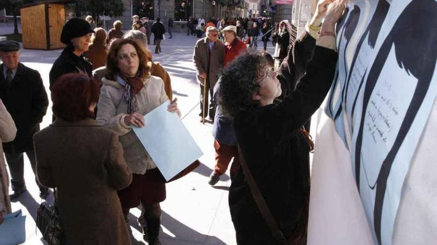 Mujeres colocan en la plaza de la Constitución un mural con las iniciales de víctimas de maltrato