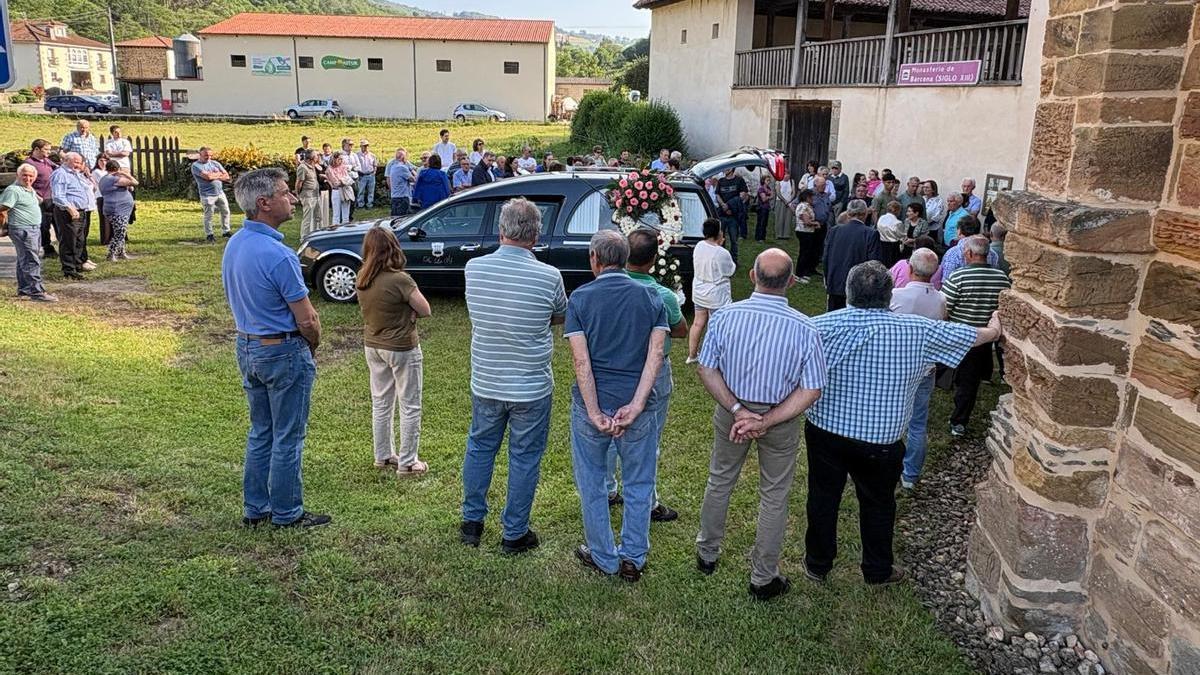 Momento de la llegada de las cenizas a la iglesia parroquial de Bárcena.