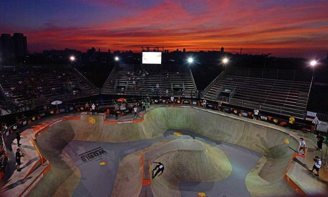Puesta de sol en el tercer día de sesiones de práctica durante el Campeonato Mundial de Skate Park en Sao Paulo, Brasil. El campeonato será clasificatorio para los Juegos Olímpicos de Tokio 2020, donde el Skateboarding se presentará como evento.