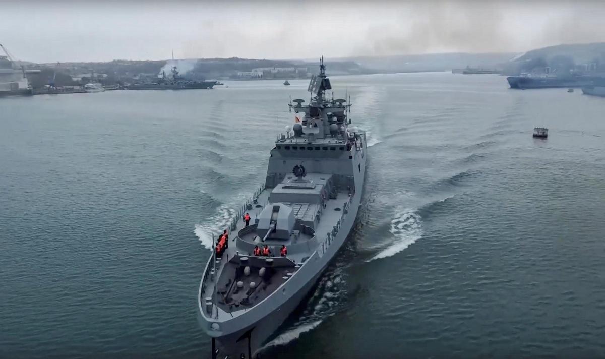 Un buque de guerra ruso en el mar Negro, en el puerto de Sebastopol, Crimea.