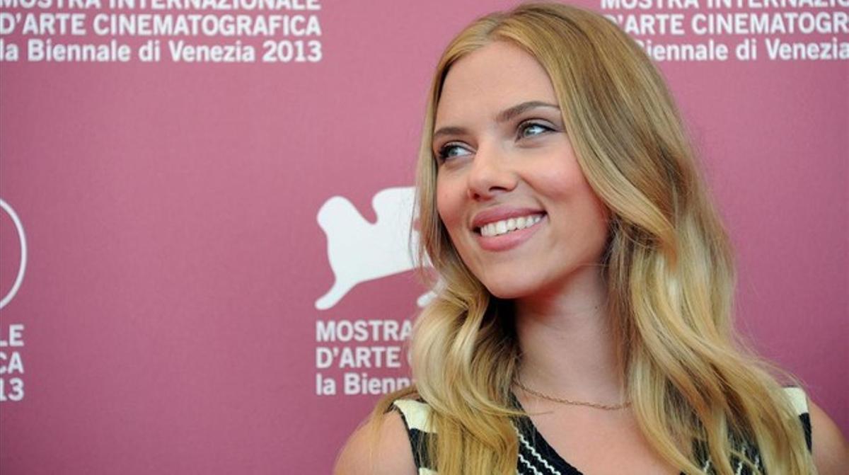 Scarlett Johansson posa per als fotògrafs durant la presentació de la seva pel·lícula ’Under the skin’ al 70è Festival Internacional de Cine de Venècia (Itàlia), el mes de setembre passat. Scarlett Johansson posa per als fotògrafs durant la presentació de la seva pel·lícula ’Under the skin’ al 70è Festival Internacional de Cine de Venècia (Itàlia), el mes de setembre passat.