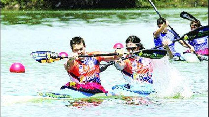 Francisco Llera (izquierda) y Damián Vindel, ganando el pasado año en Trasona el Campeonato de España de K-2 1.000.