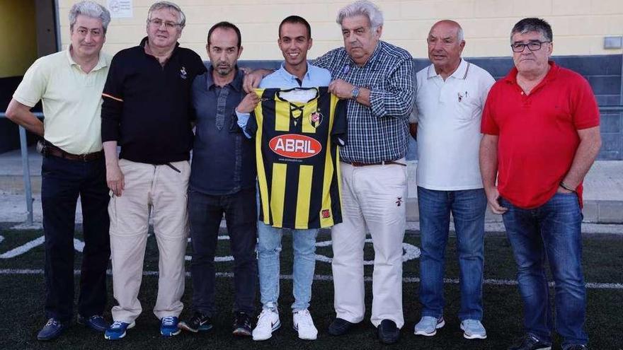 Borja Jiménez, con la camiseta del Rápido, arropado por la directiva del club. // José Lores