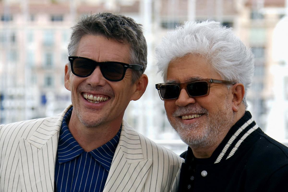 Pedro Almodóvar aterriza en Cannes. El cineasta estrena en Cannes el mediometraje ‘Extraña forma de vida’, con Ethan Hawke y Pedro Pascal, un wéstern protagonizado por dos gais que subvierte el género