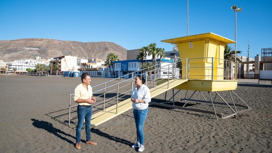 Tuineje cierra al baño la playa de Gran Tarajal tras detectar una mancha en el mar