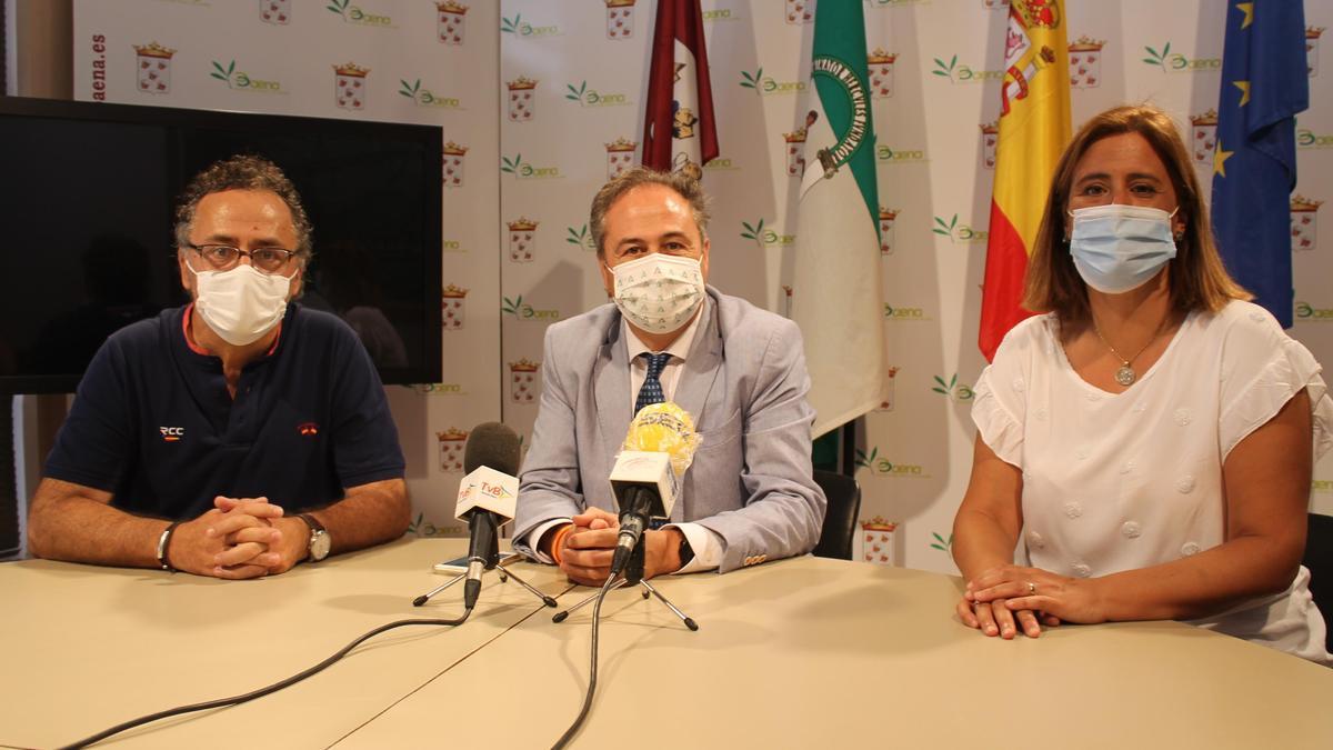 Ramón Martín, Ángel Pimentel y Cristina Piernagorda, durante la rueda de prensa en Baena.