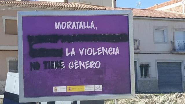 Aparecen pintadas en los carteles contra la violencia de género en Moratalla