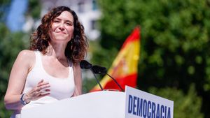 La presidenta del PP de Madrid y del Gobierno de la Comunidad de Madrid, Isabel Díaz Ayuso, durante su intervención en la manifestación convocada por el Partido Popular contra el Gobierno de Pedro Sánchez bajo el lema Democracia o mafia este domingo en la plaza de España de Madrid.