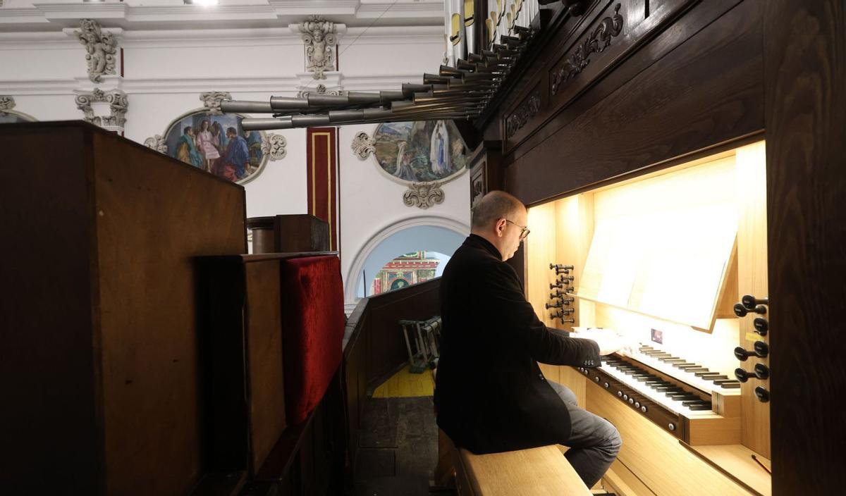 El organista Rafel Riera Riera volvió a hacer sonar el instrumento. | J.A.RIERA