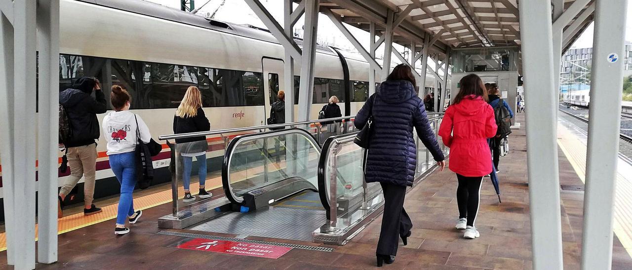 Viajeros en la estación del tren de Pontevedra.