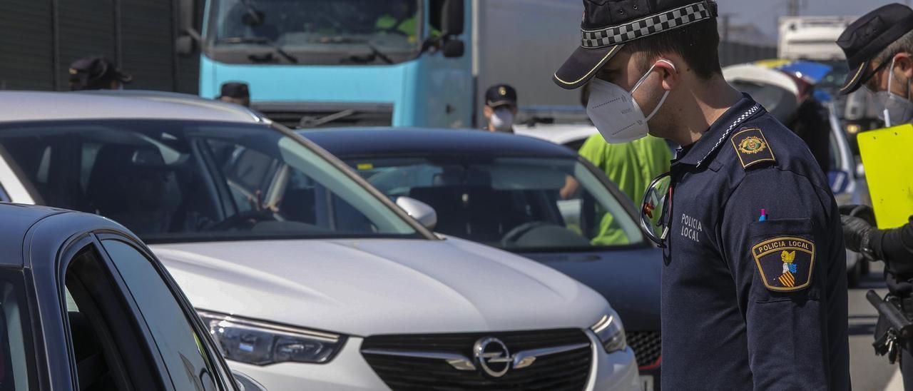 Un control de vehículos en plena etapa de confinamiento en una ronda de acceso a Elche.