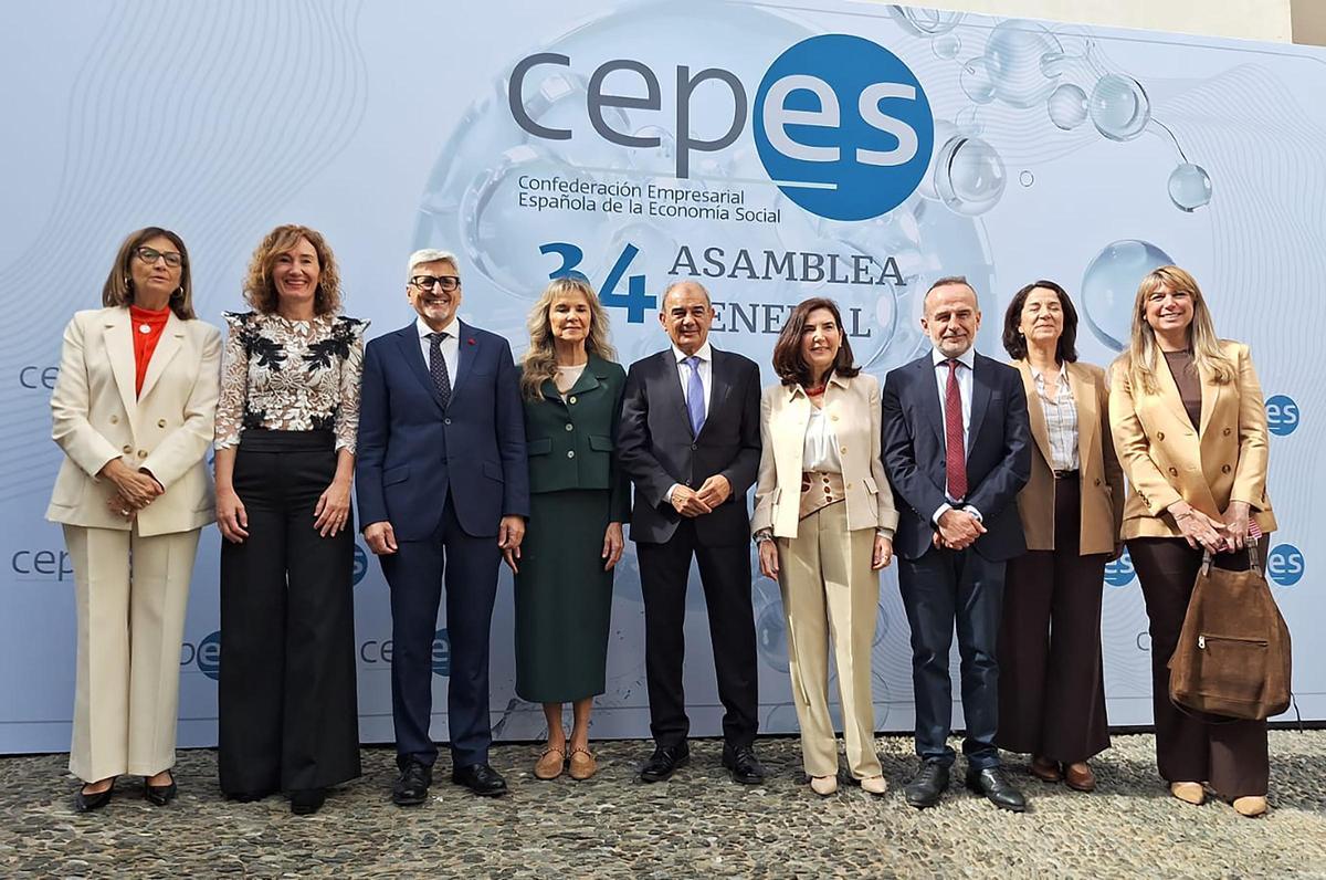 Foto de las autoridades asistentes, entre ellas la secretaria de Estado de Economía Social, Amparo Merino; la consejera andaluza de Empleo, Empresa y Trabajo Autónomo, Rocío Blanco; y el presidente de CEPES, Juan Antonio Pedreño.