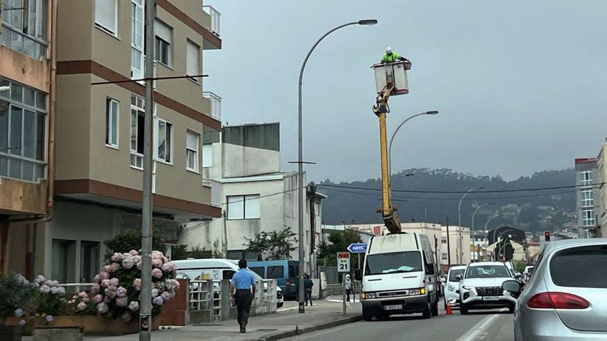 Cangas cambia el alumbrado en Rodeira y recibe un vehículo con cesta elevadora | FDV